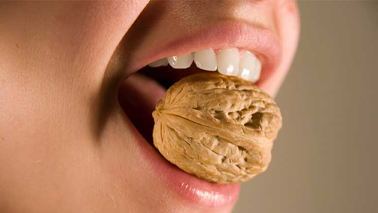 دلایل ایجاد ترک روی دندان